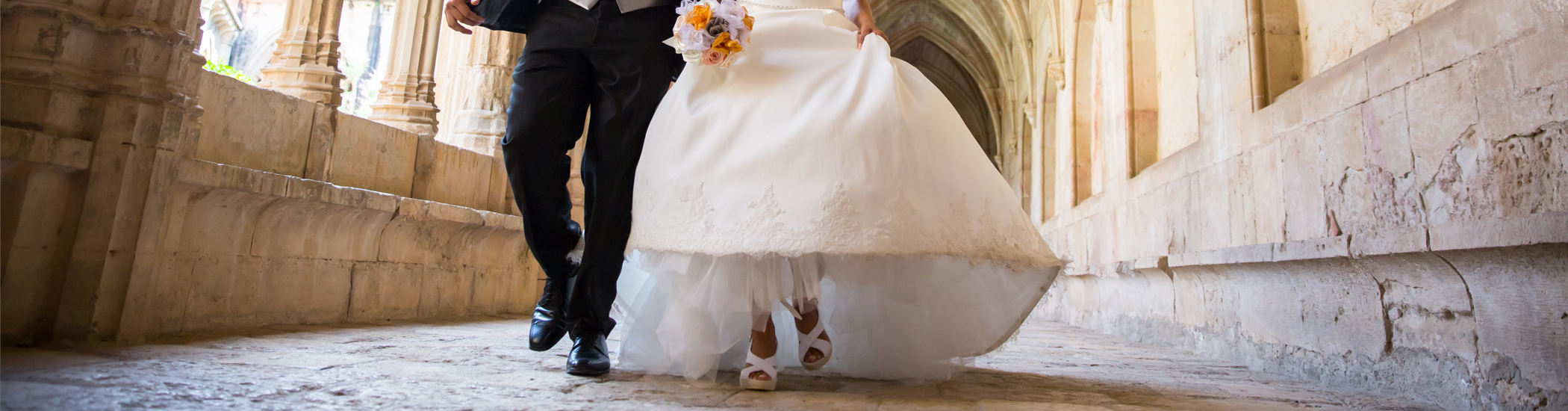 Pareja novios en claustro